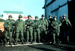 Un grupo de personas con uniforme militarDescripción generada automáticamente